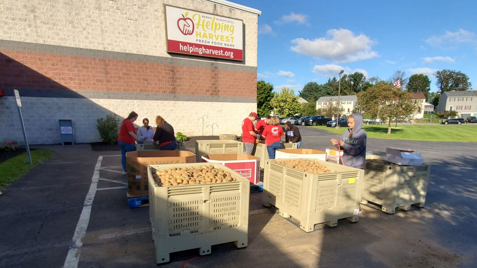 Giant employees helping Helping Harvest